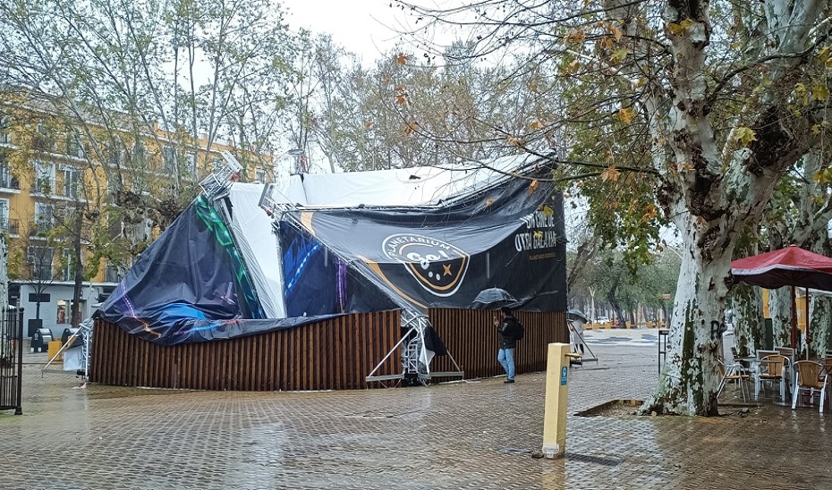 La carpa se localiza en la Alameda de Hércules.